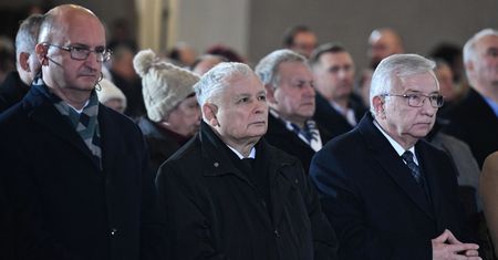 "Wawrzyk nie jest kozłem ofiarnym". Były premier mówi wprost