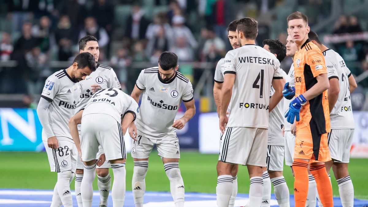 WARSAW, POLAND - 2021/10/31: Team of Legia Warszawa seen during the Polish PKO Ekstraklasa League match between Legia Warszawa and Pogon Szczecin at Marshal Jozef Pilsudski Legia Warsaw Municipal Stadium.Final score; Legia Warszawa 0:2 Pogon Szczecin. (Photo by Mikolaj Barbanell/SOPA Images/LightRocket via Getty Images)