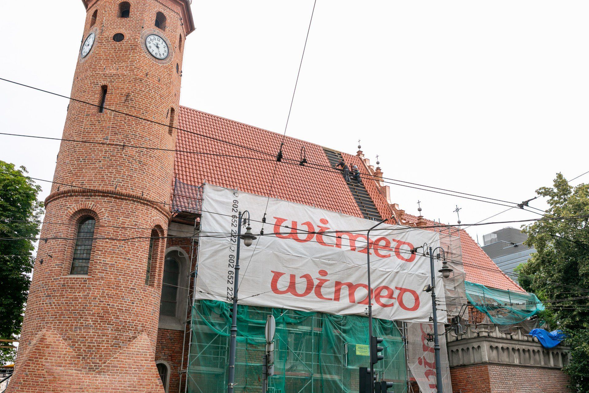 Prace na południowej stronie dachu kościoła klarysek już prawie zostały zakończone