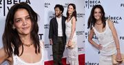 Młodzieńcza Katie Holmes w plecionej sukience debiutuje na ściance z młodszym o dekadę chłopakiem (ZDJĘCIA)