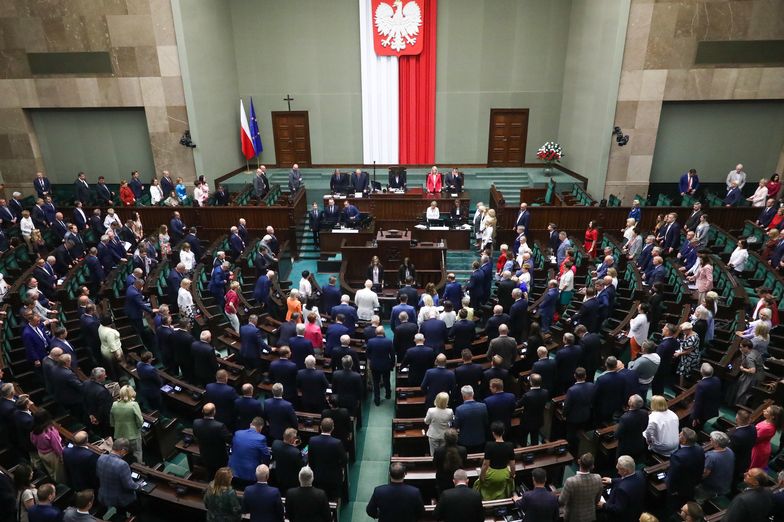 Ostatni krok do przyjęcia świadczenia wspierającego. Sejm rozpatrzył poprawki Senatu