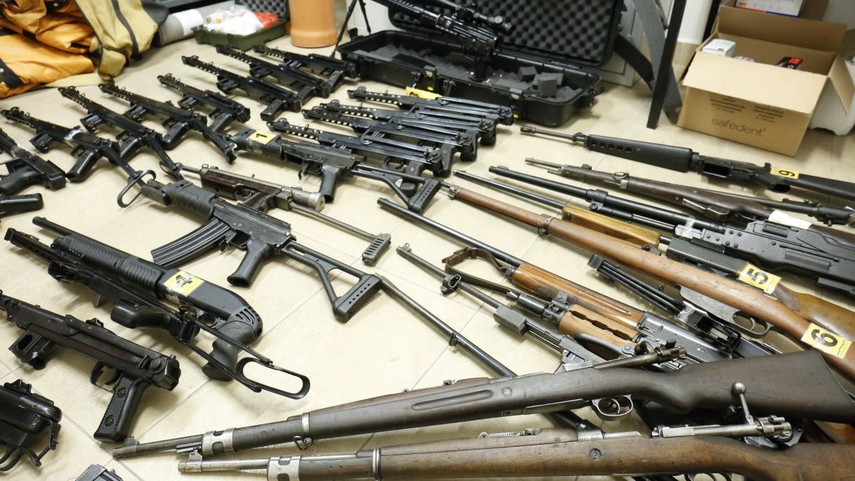 Część broni zgromadzonej przez 33-latka.