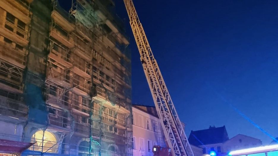 Pijany mężczyzna wszedł na rusztowanie