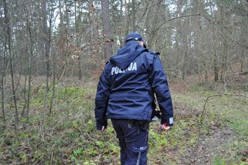 Zwłoki na parkingu w Zielonej Górze. Policja potwierdza, że zmarły 47-latek miał przy sobie broń
