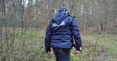 Zwłoki na parkingu w Zielonej Górze. Policja potwierdza, że zmarły 47-latek miał przy sobie broń