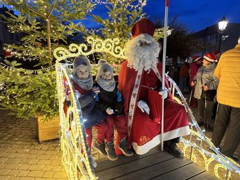 Opatów: Mikołaj rozświetlił choinkę. Mieszkańcy bawili się razem