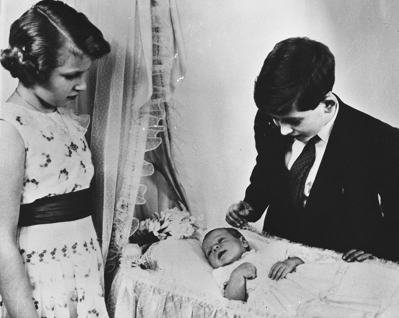 Księżniczka Anna i książę Karol przyglądają się swojemu malutkiemu braciszkowi księciu Andrzejowi 