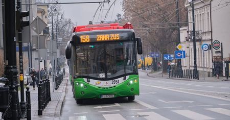 Nowe stroje służbowe dla kierowców MPK Lublin. Spółka zamawia koszule, koszulki polo i bluzy polarowe