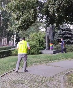 Warszawa. Pomnik Prusa na tęczowo. Dziewięciu policjantów badało sprawę
