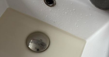 Brudna woda w kranach na terenie dzielnicy Tatary. Na miejscu pogotowie wodociągowe MPWiK