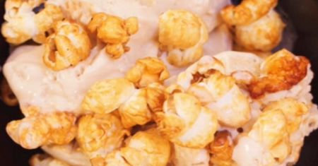 Zachwyć wszystkich! Przepis na lody popcornowe z malinami