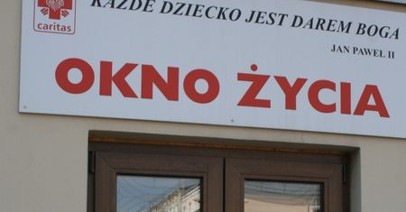 Dziecko w oknie życia w Kielcach. Stan ciężki
