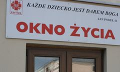 Dziecko w oknie życia w Kielcach. Stan ciężki