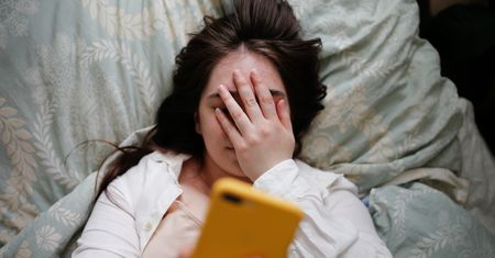 Wyzwiska, łańcuszki i obgadywanie. Polskie dziewczynki toną na komunikatorach
