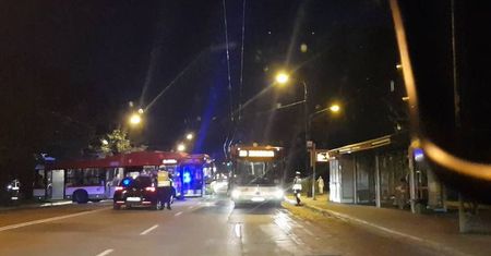 Kierowca trolejbusu pomylił trasę. Podczas manewru zawracania uderzył w słup