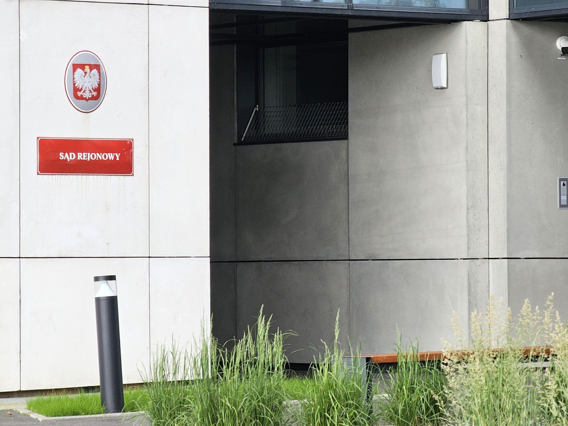 Ojciec spod Torunia został oskarżony o uporczywe nękanie synka telefonami i wizytami w szkole. Sąd Rejonowy w Toruniu jednak mężczyznę całkowicie uniewinnił.