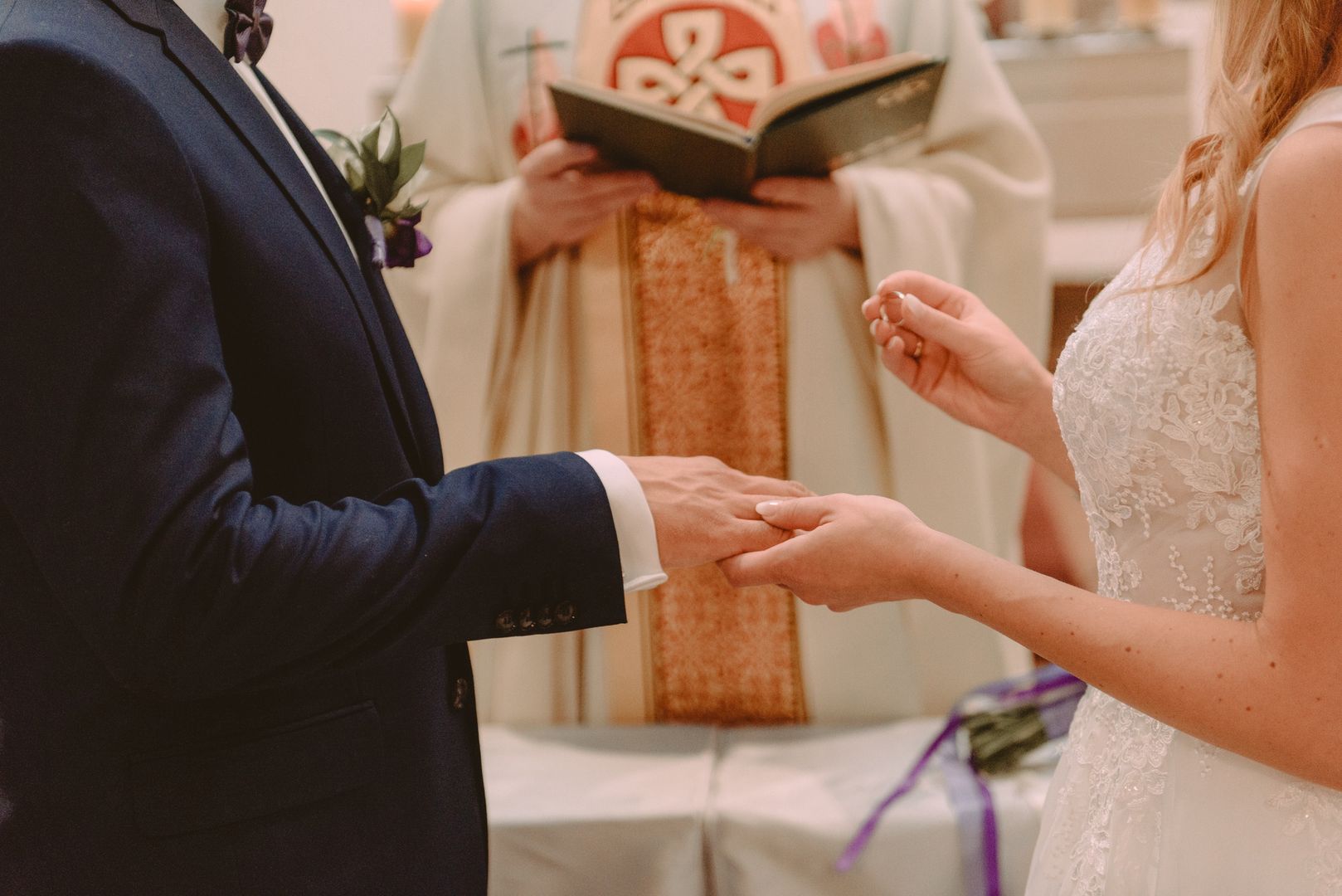 Czy śluby kościelne powinny być płatne? Polacy zabrali głos