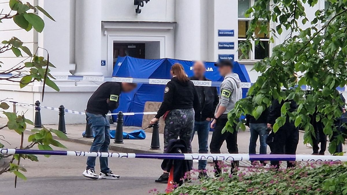 Warszawa, 07.05.2025. Działania służb na terenie Kampusu Głównego Uw w Warszawie, 7 bm. Przed godziną 19 doszło do napaści z użyciem siekiery na pracownicę uczelni. Zaatakowana kobieta nie żyje, druga osoba została ranna. Policja zatrzymała napastnika. (amb) PAP/PAP