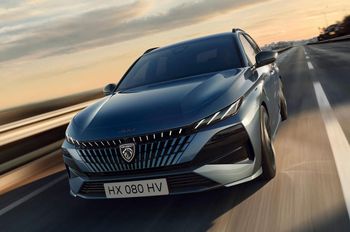 Odświeżony Peugeot 308 wjeżdża do salonów. Kusi liczbą napędów do wyboru