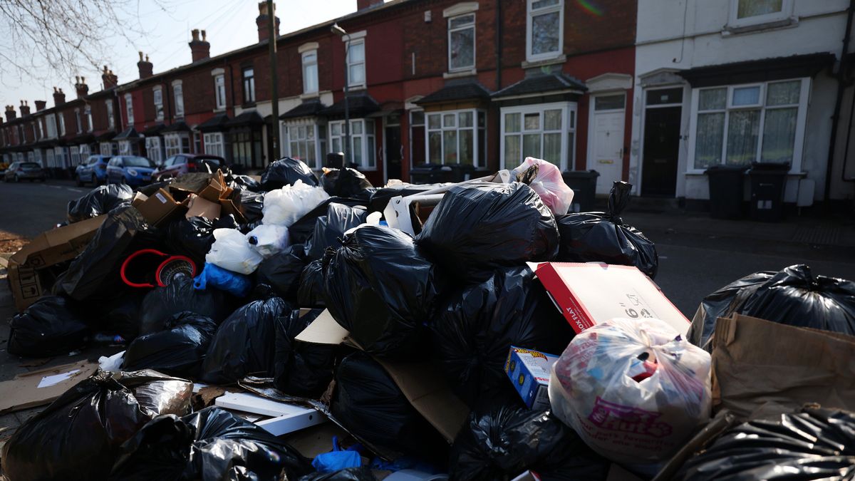 Rubbish piles high across Birmingham as bin strike continues
epa12007313 Rubbish piled high outside homes in Birmingham, Britain, 03 April 2025. Trash is piled high on residential streets across the city due to an ongoing bin strike. Birmingham City Council has declared a major incident over the strike. Refuse collectors are striking over pay and working conditions.  EPA/ANDY RAIN 
Dostawca: PAP/EPA.
ANDY RAIN
Birmingham, refuse collectors, strike, rubbish, trash, striking, waste, garbage