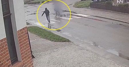 Rowerzystka zaatakowana w drodze do kościoła. Policja pokazała nagranie
