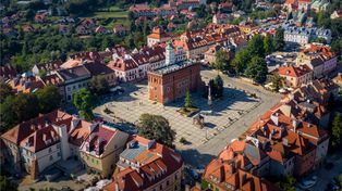 Zderzenie osobówki i skutera na moście w Sandomierzu. Ranny kierowca