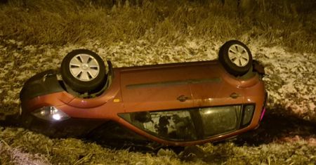 Jego auto dachowało i wpadło do rowu. Nikt się nie zatrzymał, by mu pomóc