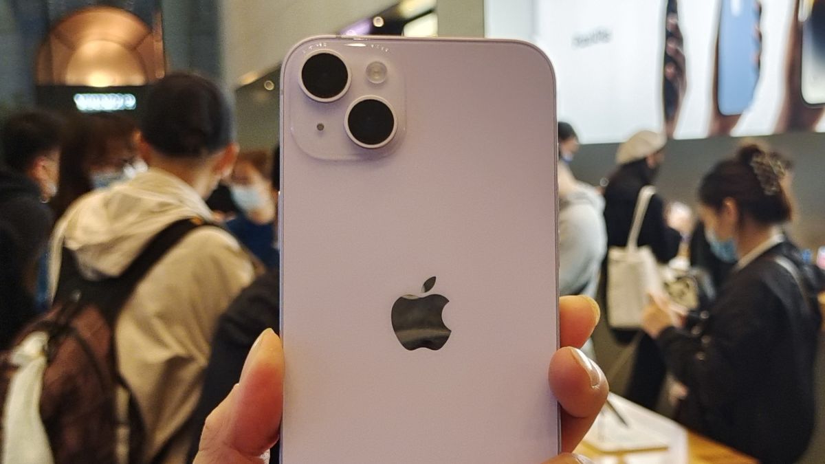 SHANGHAI, CHINA - OCTOBER 13, 2022 - Customers experience the new iPhone 14 series smartphones at the Apple Inc flagship store in Shanghai, China, Oct 13, 2022. The iPhone 14 series has already seen steep price drops on e-commerce platforms, with this being the fastest price drop for an iPhone since its release. (Photo credit should read CFOTO/Future Publishing via Getty Images)