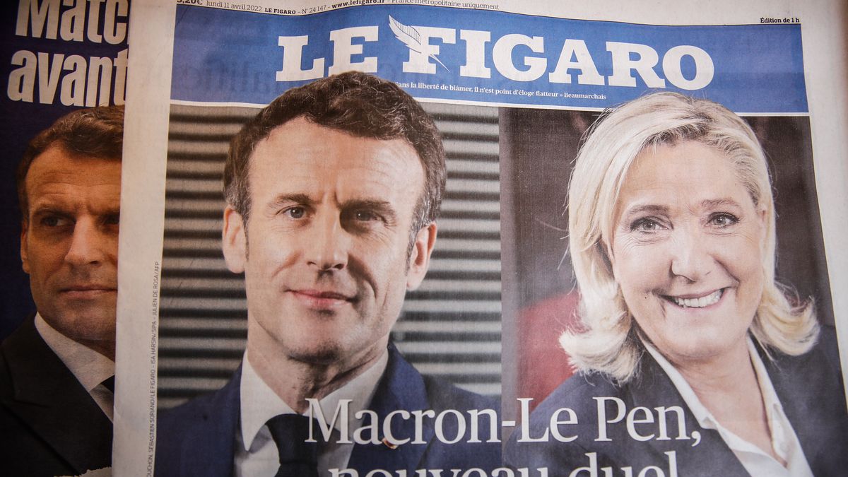 A French newspaper shows the two candidates for the second round of French presidential election, Macron and Le Pen, on display inside a kiosk in Paris, France, 11 April 2022. French President and candidate for re-election Emmanuel Macron will face French far-right Rassemblement National (RN) party candidate Marine Le Pen in the second round of the presidential elections on 24 April 2022. EPA/Mohammed Badra Dostawca: PAP/EPA.