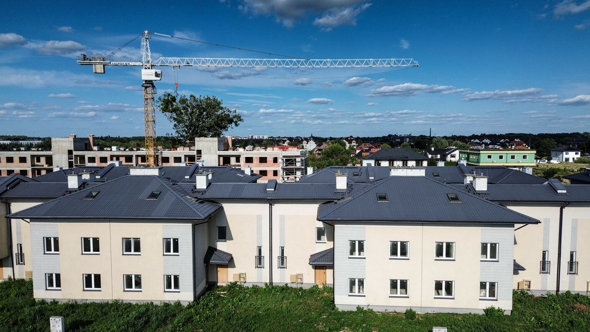 East News archiwumFot. Wojciech Olkusnik/East News, Warszawa, 30.07.2024. Budowa nowego domu mieszkalnego na stolecznej Bialolece. Widok z lotu ptaka.Wojciech Olkusnik