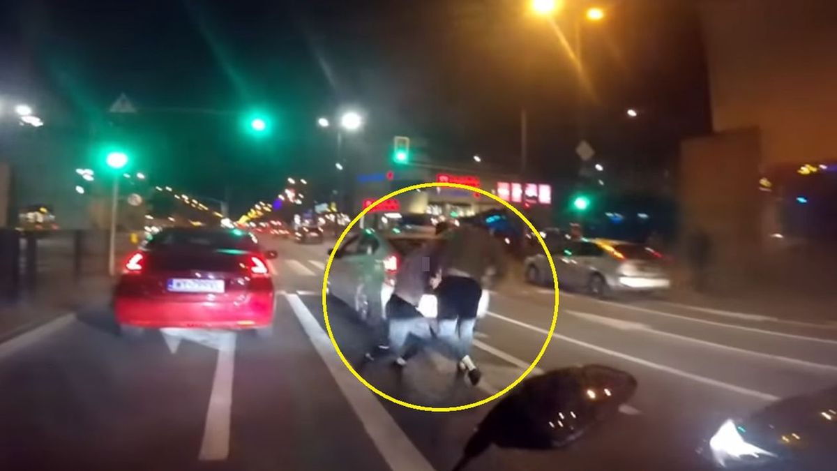 Bójka na środku jezdni. Skandal na ulicach Warszawy