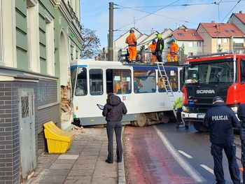 Szczecin: Tramwaj wypadł z toru i uderzył w budynek na ul. Parkowej