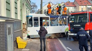 Szczecin: Tramwaj wypadł z toru i uderzył w budynek na ul. Parkowej