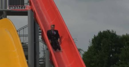 Burmistrz Łukowa otworzył basen, zjeżdżając do niego w garniturze [WIDEO]
