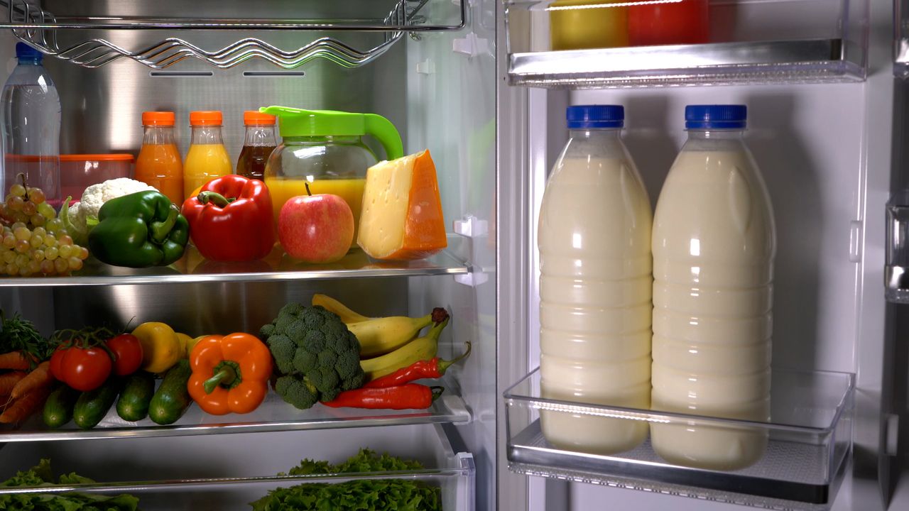 Brzydkie zapachy z lodówki. Domowe sposoby na pozbycie się nieprzyjemnych aromatów