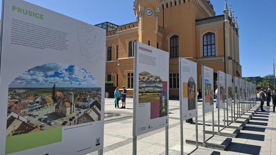 Na wrocławskim Dworcu Głównym stanęła czasowa wystawa prezentująca najpiękniejsze zakątki powiatu wrocławskiego. Ma zachęcić mieszkańców i turystów do odwiedzania unikatowych atrakcji, których nie brakuje w Aglomeracji Wrocławskiej.