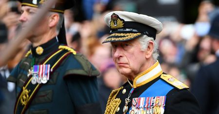 Media: Karol III planuje zwolnienia grupowe w monarchii. Obejmą też rodzinę królewską