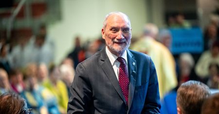 O. Rydzyk zaczął śpiewać na widok Macierewicza