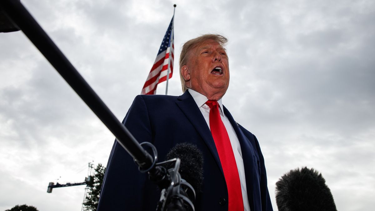 US President Trump departs the White House for Tennessee
epa13264629 US President Donald Trump speaks to members of the press before departing from the new South Lawn helipad in Marine One at the White House in Washington, DC, USA, 26 September 2026. Trump is heading to Knoxville, Tennessee where he will be attending the University of Tennessee vs. University of Texas College Football game.  EPA/Samuel Corum / POOL 
Dostawca: PAP/EPA.
Samuel Corum / POOL
Government, Politics