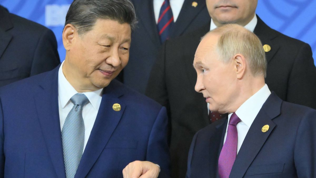 Przywódca Chin Xi Jinping (L) oraz prezydent Rosji Władimir Puti