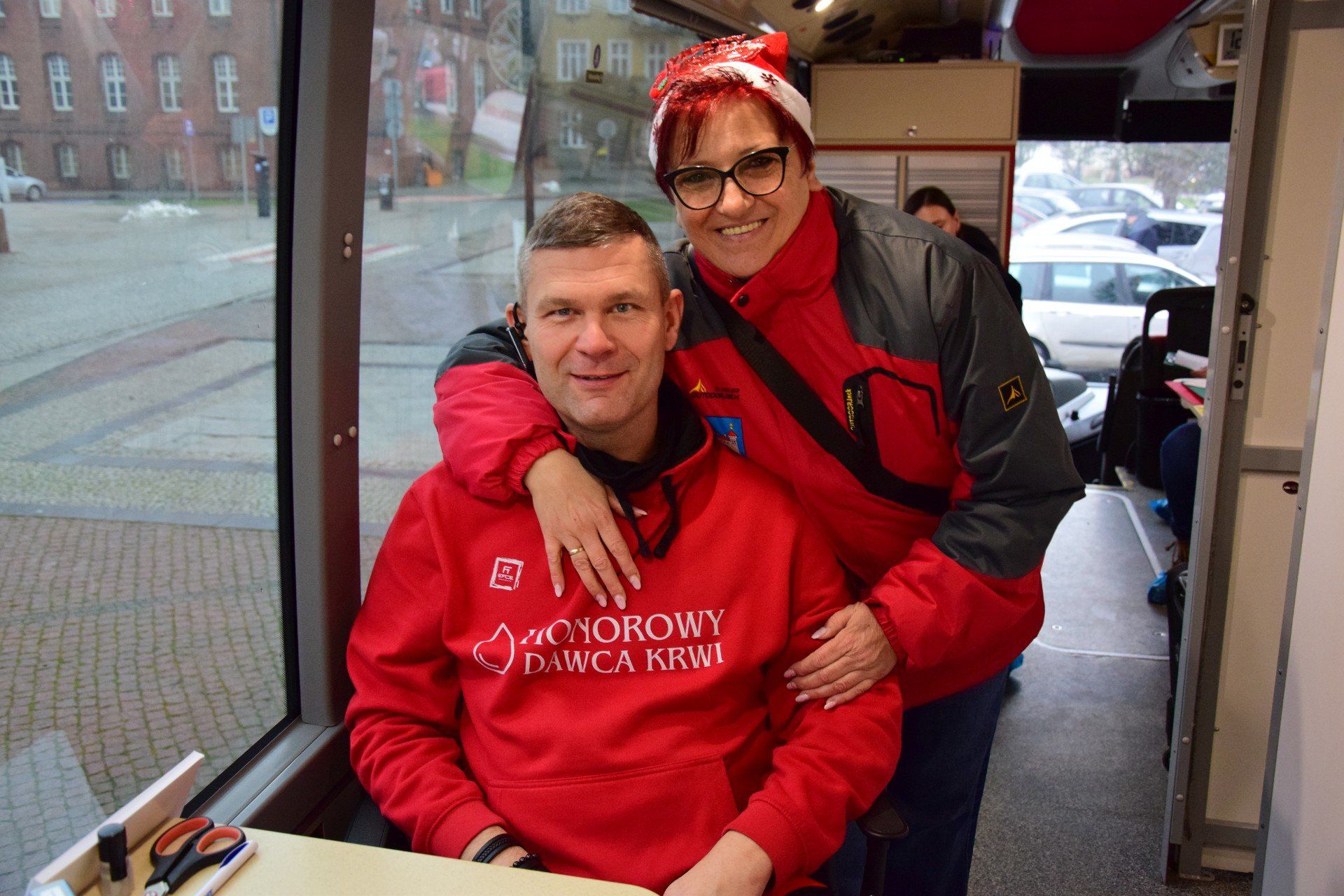 Mikołajkowa akcja 2025 - krwiodawcy na rynku w Żninie