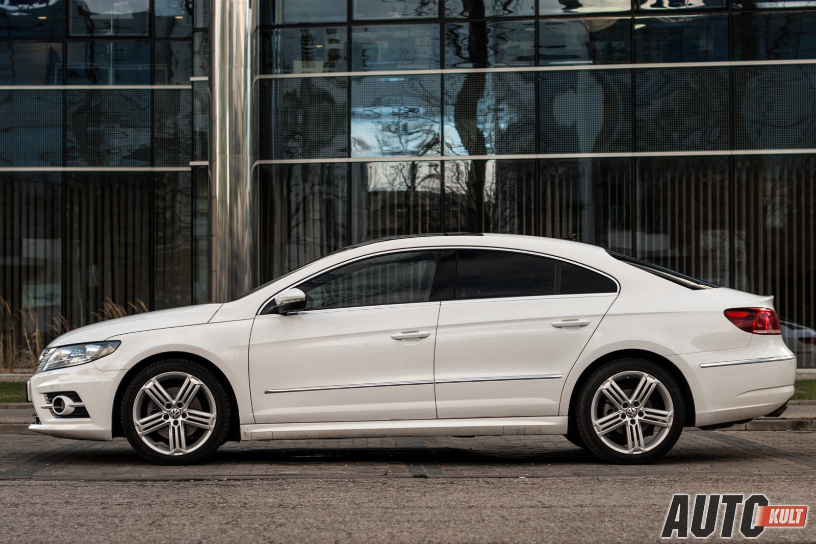 Profil Volkswagena CC znacznie różni się od klasycznego Passata. Czarna listwa łącząca klapę bagażnika i tylną szybę ma optycznie wydłużać linię dachu.