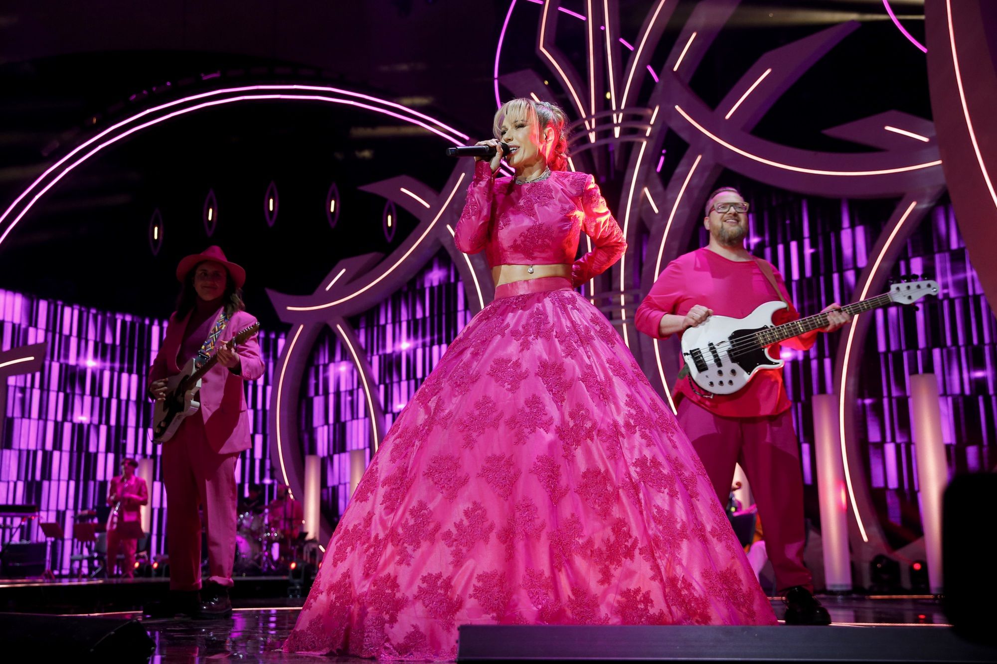 Doda w różowej sukni balowej 