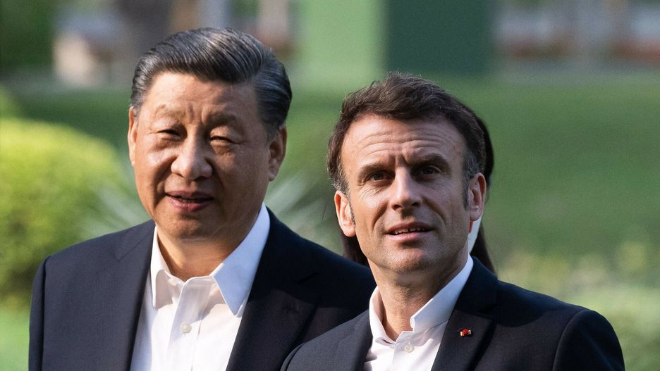 Prezydent Chin Xi Jinping i prezydent Francji Emmanuel Macron