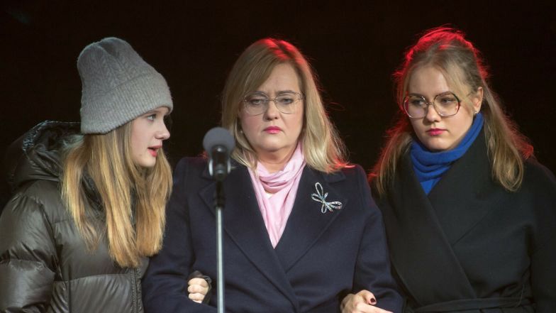Magdalena Adamowicz w towarzystwie córek