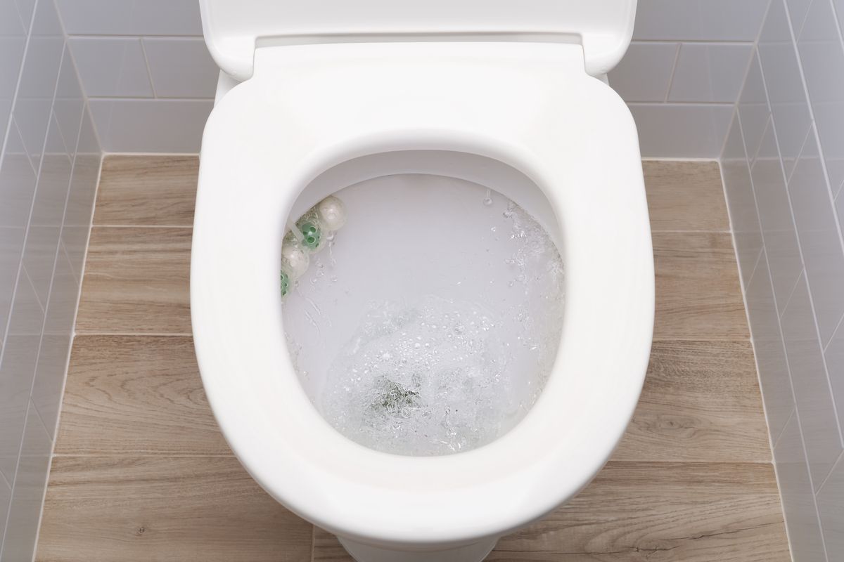 Wyrzucanie jedzenia do toalety to niestety powszechna praktyka