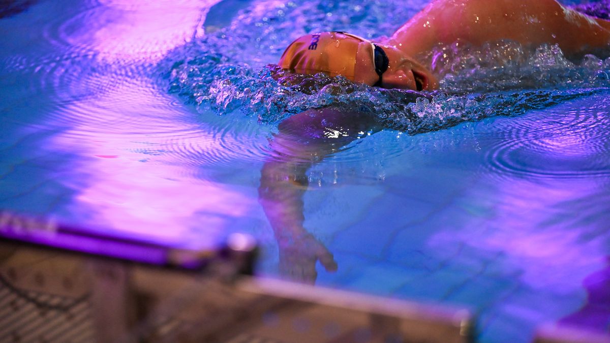 Koszalin, 18.01.2025. Bartłomiej Kubkowski podczas próby pobicia rekordu świata w 24-godzinnym pływaniu na 25-metrowym basenie w Koszalinie, 18 bm. Aktualny rekord świata należy do holenderskiego pływaka, mistrza olimpijskiego Maartena van der Weijdena. (amb) PAP/Piotr Kowala