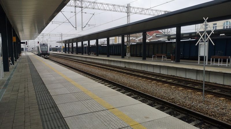 Pociąg na peronie dworca PKP Lublin Główny