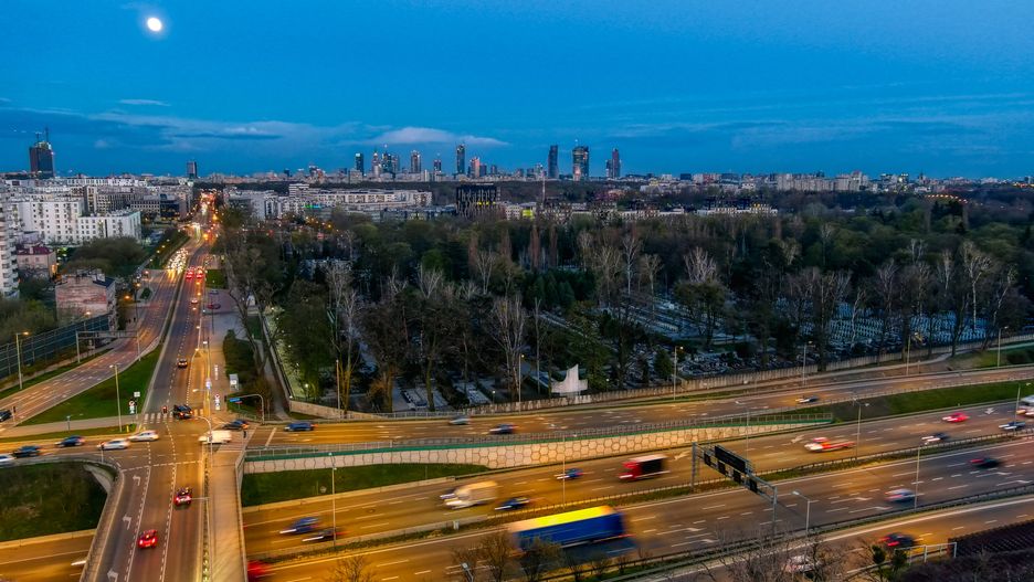 gród, noc, miejski, krajobraz miasta, ruch drogowy, horyzont, autostrada, architektura, droga, ulica, iskra, wiadukt, antena, sundown, niebo, przewóz, bisnes, podróż, drapacz, trasa, jezdnia, szosa, pasy, bloki, domy, wierzowce, zachód, chmury, smugi, sunset, dron, z drona