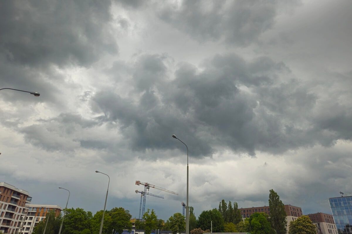 Ciemne chmury nadciągają nad woj. lubelskie. Mieszkańców czeka bardzo niebezpieczne popołudnie